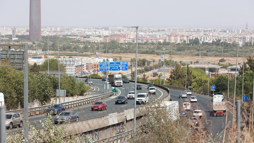 Vehículos en el acceso a Sevilla, en una imagen de archivo.