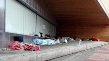 Temporeros durmiendo en el centro de Lleida el pasado 17 mayo.