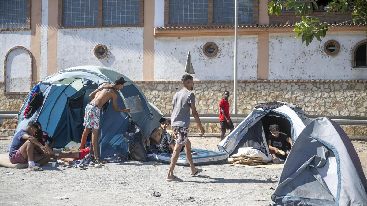 Sanidad y las comunidades enviarán 25.000 vacunas a Ceuta para prevenir "potenciales enfermedades"