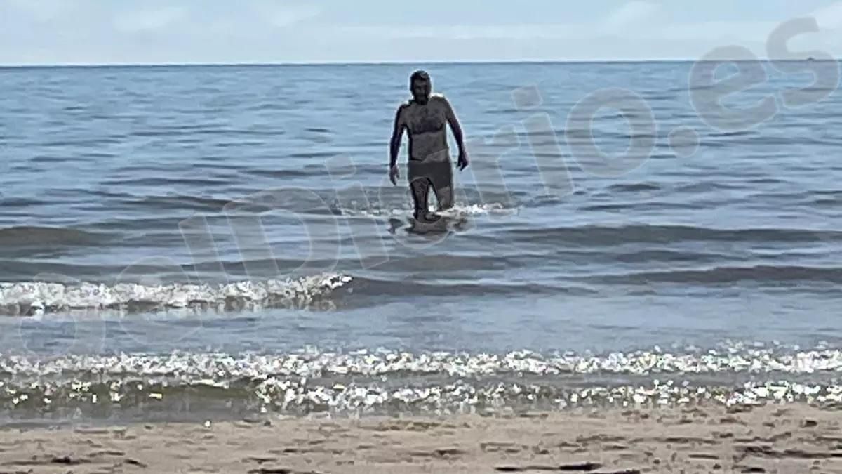 L'expresident Carlos Mazón es banya a la platja del Campello.