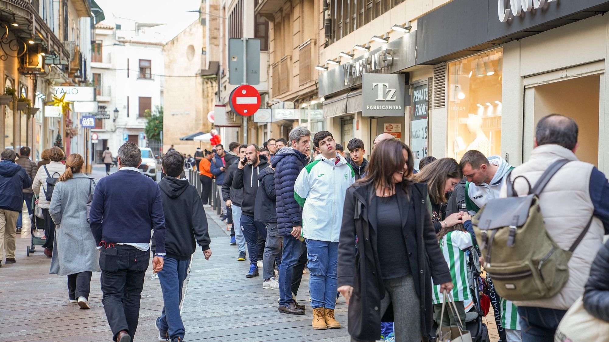 Mikel Goti e íker Álvarez firman autógrafos a los aficionados del Córdoba CF