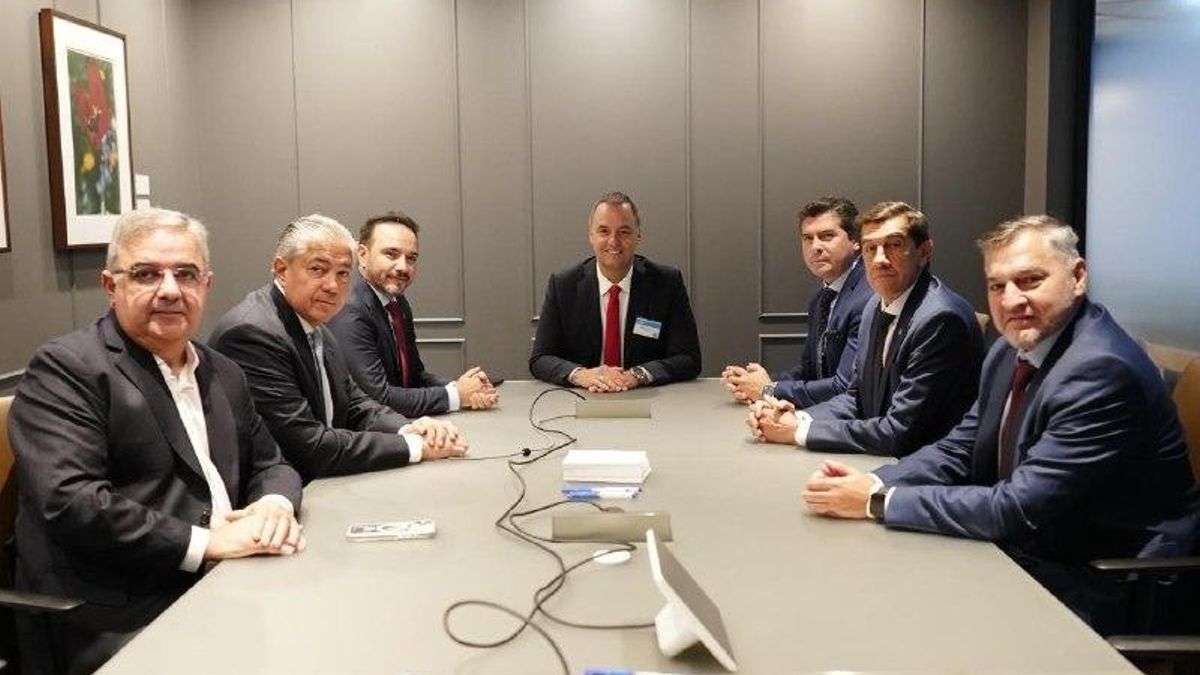 La oposición cita a Adorni a Diputados para que explique el viaje de su esposa en el avión presidencial a Nueva York