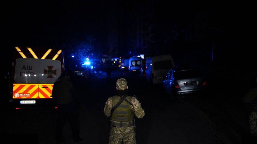 Un soldado ucraniano en la zona afectada por los bombardeos rusos de este jueves en el barrio de Shevchenkovsky, cerca del centro de Kiev.
