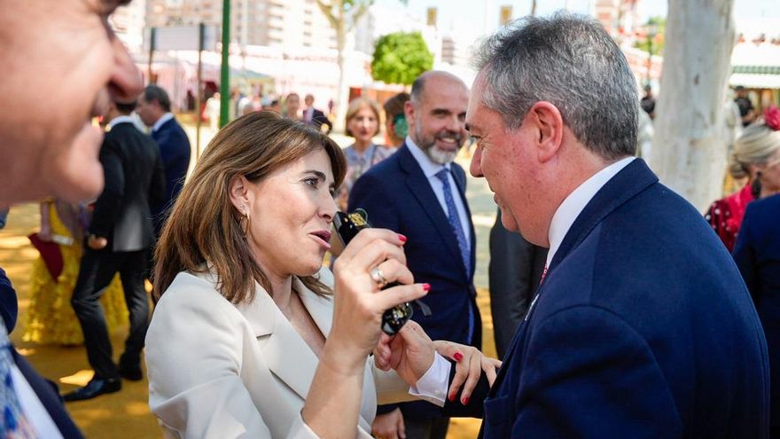Los 'herederos' del PSOE celebran su primer año en la Feria de Abril mientras las redes bromean: "¿Y la caseta, Juan?"