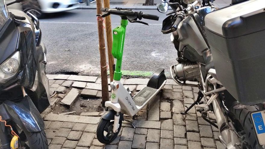 Ascenso y caída del patinete de alquiler en Madrid: de los 100.000 que pidieron a Carmena al veto final de Almeida