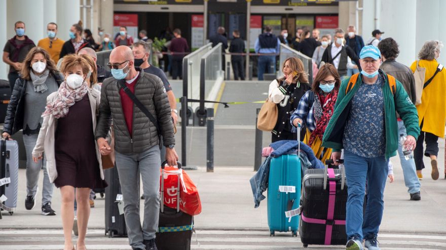 En la imagen tránsito de viajeros en el aeropuerto de Palma. EFE/Cati Cladera