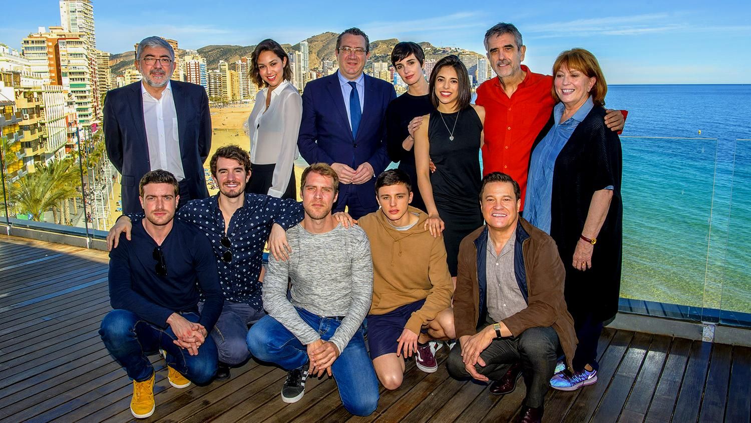 El equipo al completo de "Fugitiva", con Fernando López Puig y Joaquín Oristrell