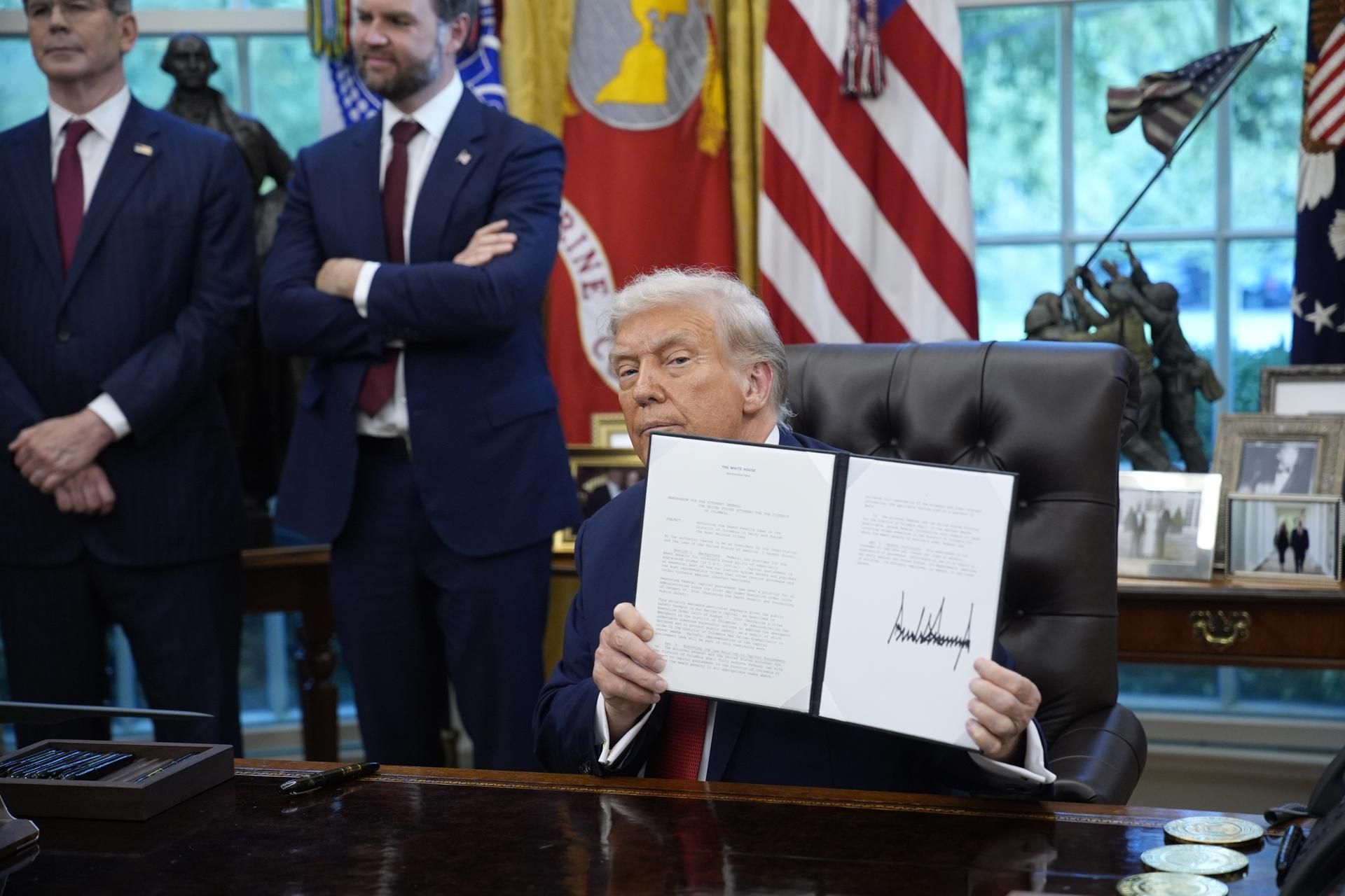 Donald Trump firma la orden ejecutiva para la venta de TikTok en EEUU