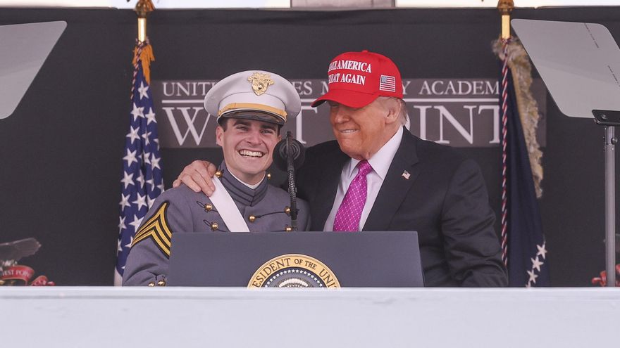 Trump dice que "ojalá" los tribunales le permitan continuar con expulsiones de migrantes