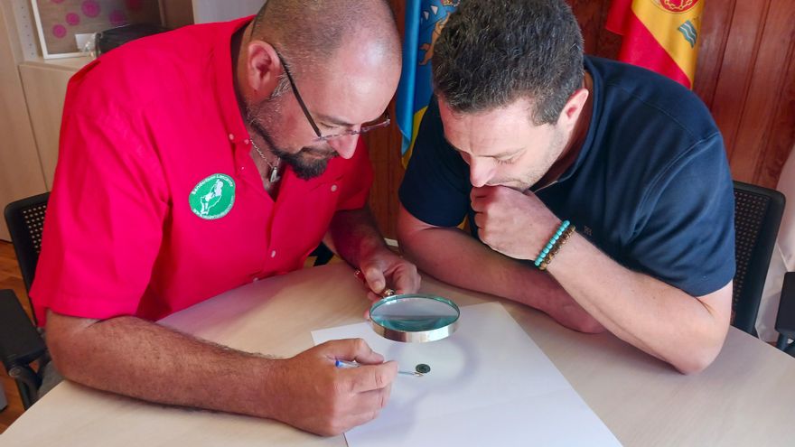 Un alumno de la ESO halla una moneda antigua en un yacimiento arqueológico de Lanzarote