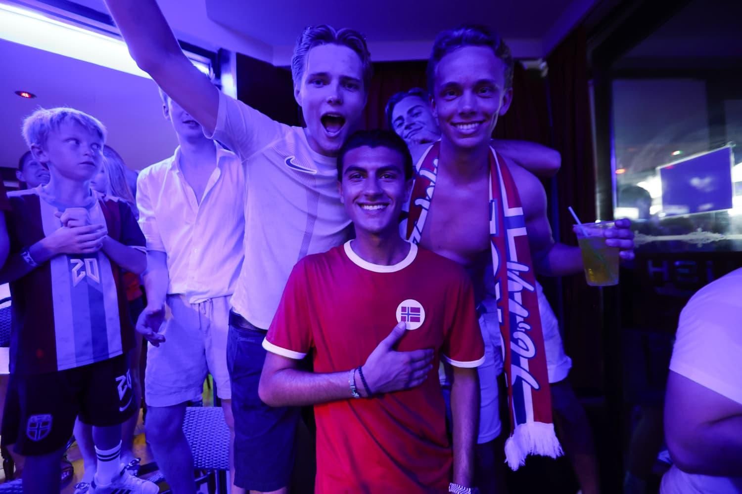 Tres de los seguidores noruegos aglutinados en el Viking Magaluf