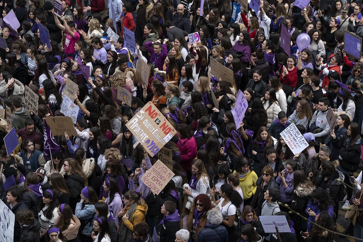 Manifestación feminista por el 8M en Santander. | JOAQUÍN GÓMEZ SASTRE