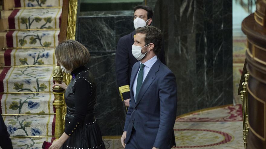 La coordinadora del PP, Cuca Gamarra, y el líder del PP, Pablo Casado, a su llegada a una sesión plenaria en el Congreso de los Diputados, a 8 de marzo de 2022, en Madrid (España).