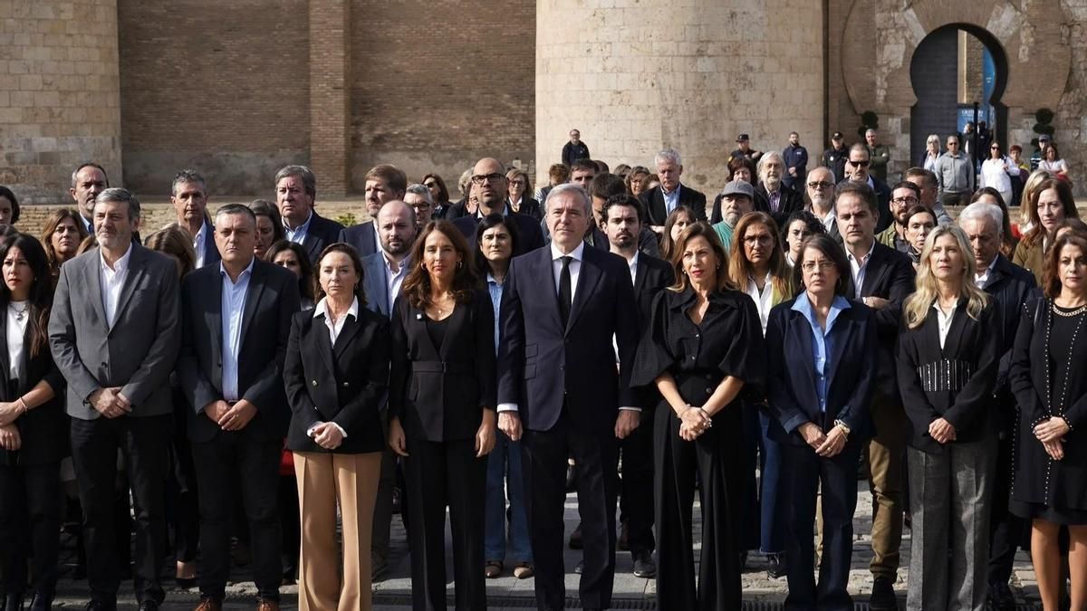 Azcón se olvida del luto por el accidente de Toledo y acusa al Gobierno central de “filtrar audios” para “buscar excusas”
