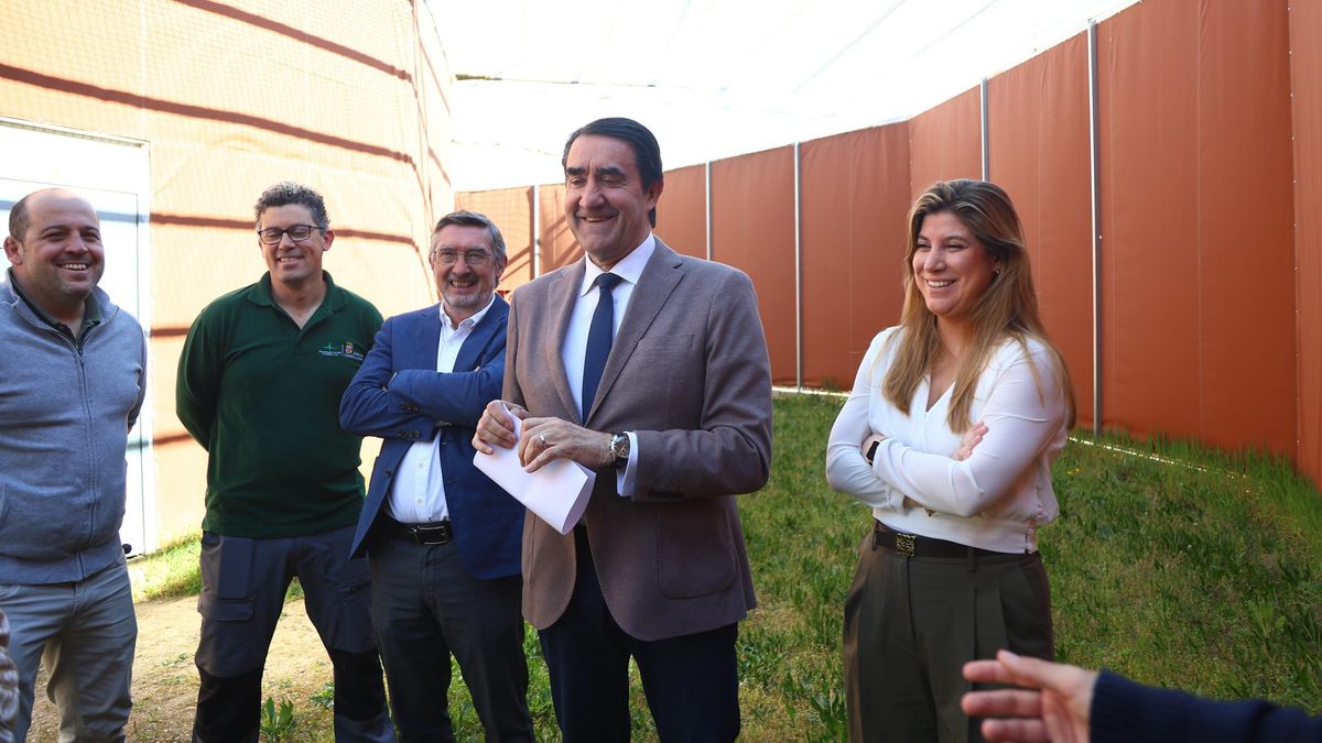 La Junta presume de centros de ayuda a animales mientras Quiñones 'celebra' 10 años de promesa incumplida con León