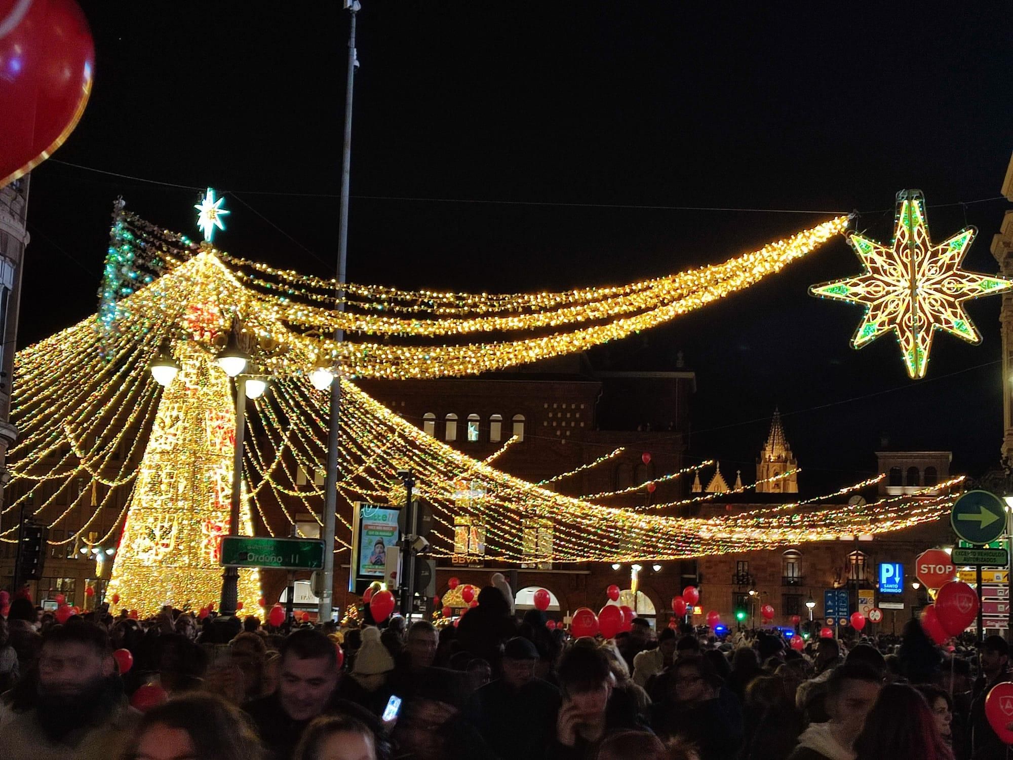Las imágenes de cómo brilla la Navidad en el centro de León
