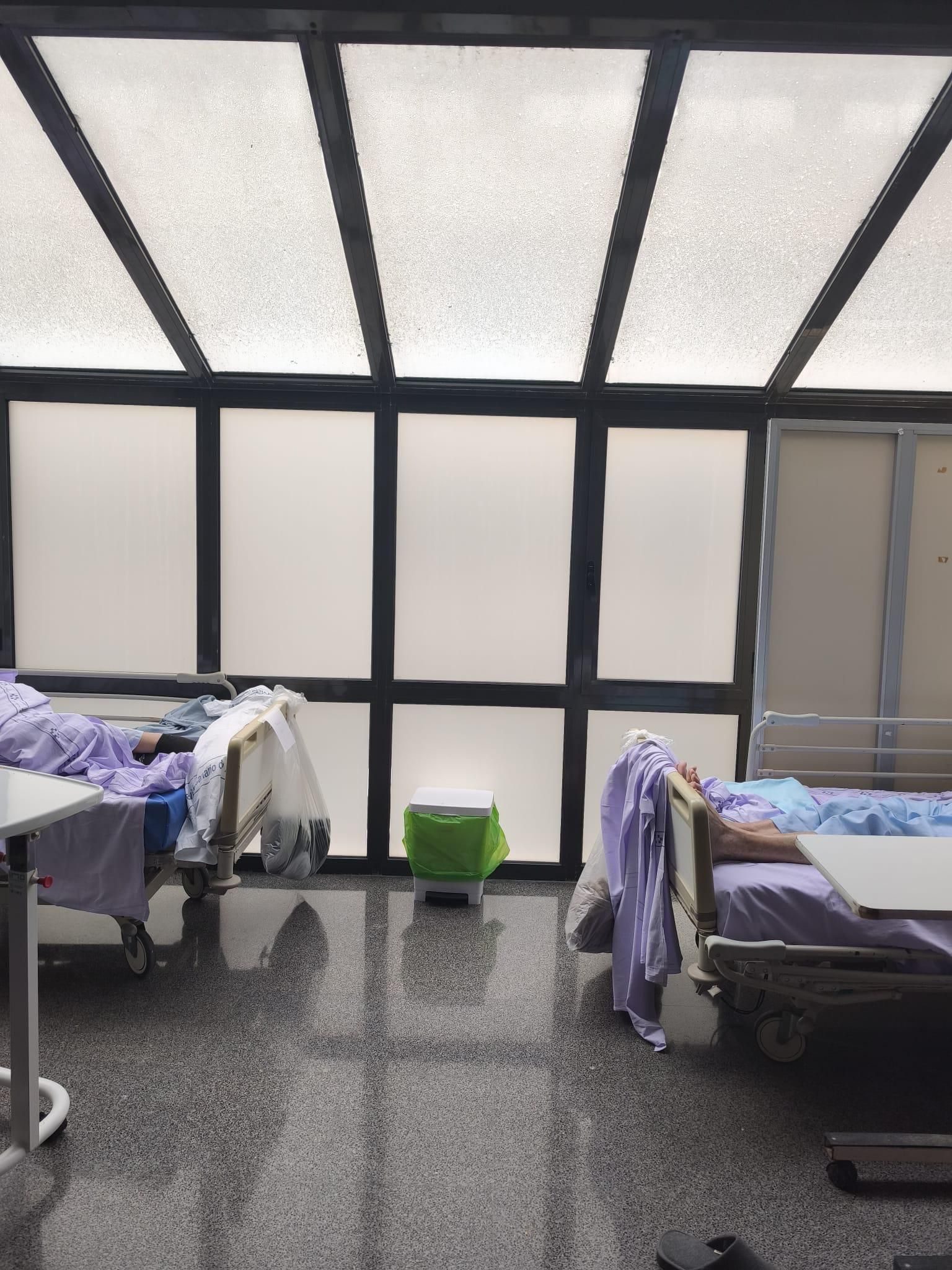 Pacientes en la nueva zona habilitada para atender a pacientes de urgencias en el Hospital Negrín. (CEDIDA)