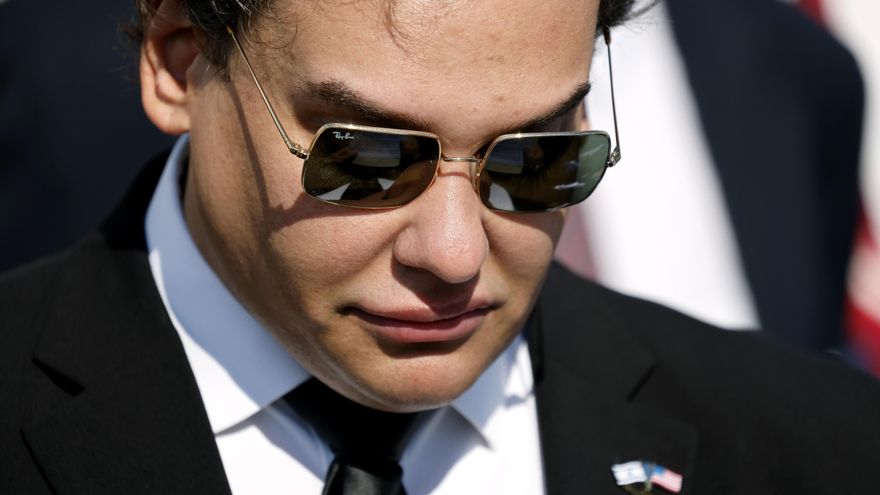 Excongresista republicano Santos comienza a cumplir su sentencia de siete años de cárcel