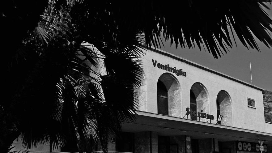 Atrapados ante la frontera francesa: el viaje de los refugiados no acaba tras el rescate