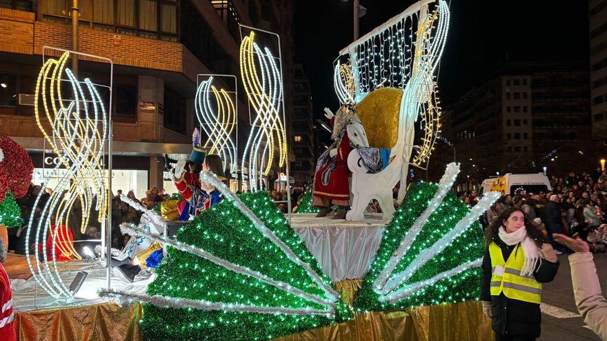 La Cabalgata de Logroño vuelve a su recorrido tradicional con 900 participantes y 200 kilos de caramelos