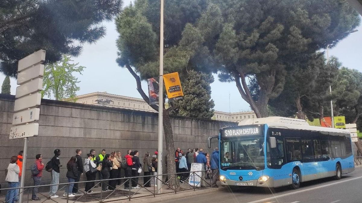 Más confusión que caos el primer día lectivo con la línea 10 de Metro de Madrid cortada: "Me pilla por sorpresa"