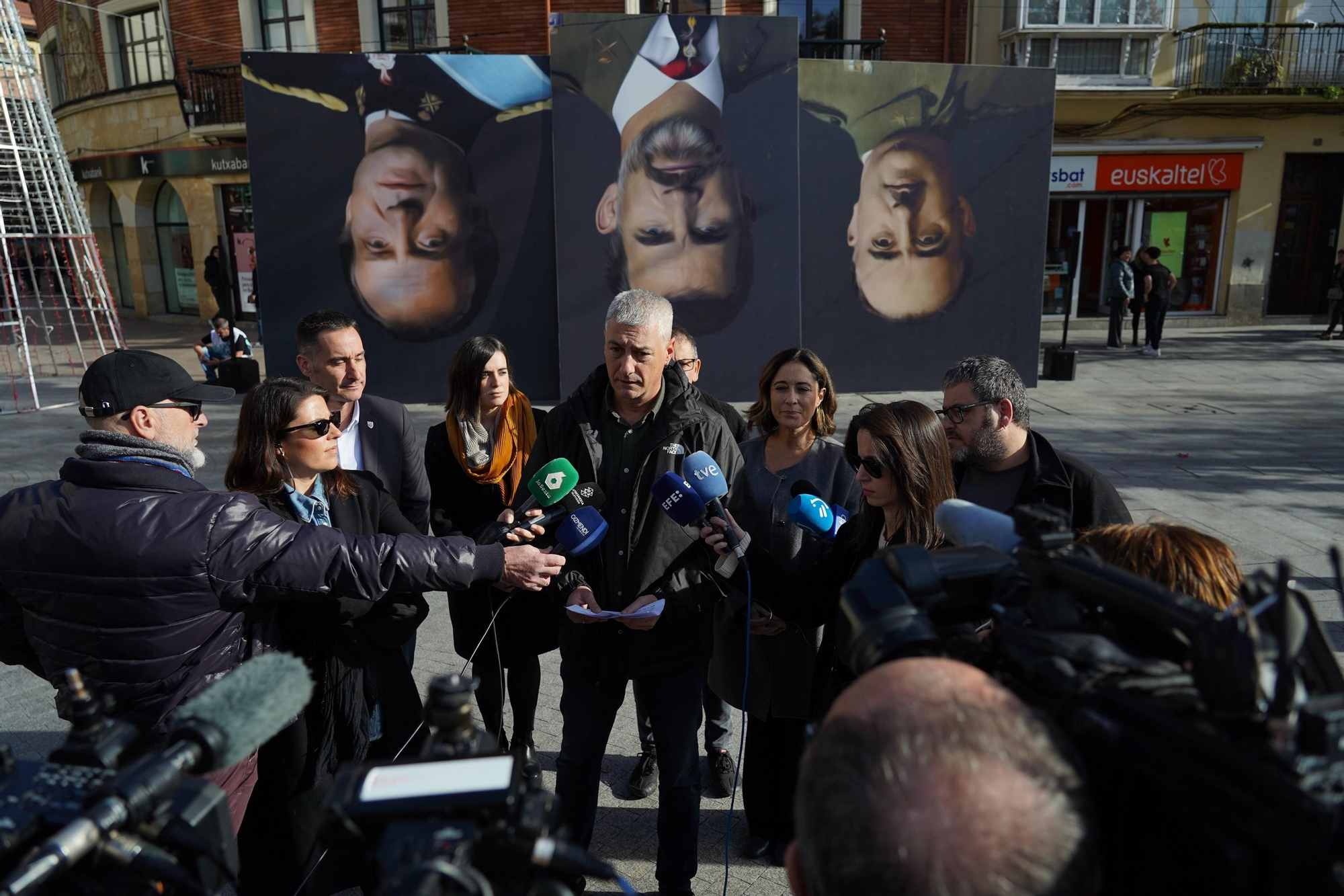 El dirigente de EH Bildu, Oskar Matute, con los retratos boca abajo de los tres últimos jefes de Estado de España