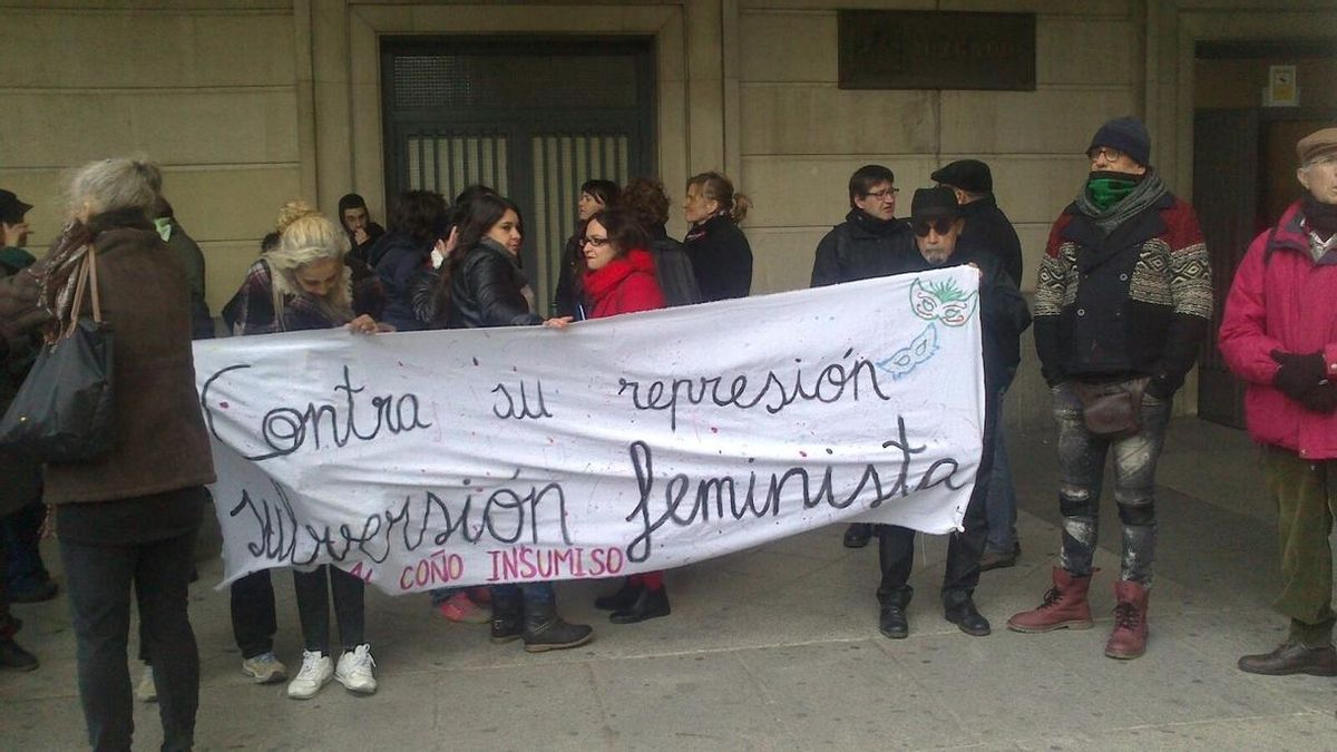 Tres mujeres que portaban en procesión una vagina de plástico niegan cualquier "voluntad de mofa"