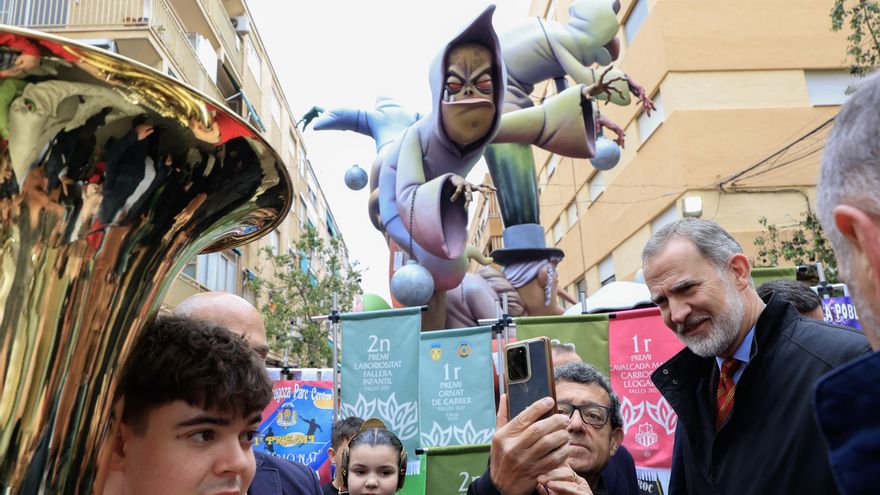 El rey visita por sorpresa las fallas de Torrent y acudirá en València a la corrida a beneficio de las víctimas de la DANA