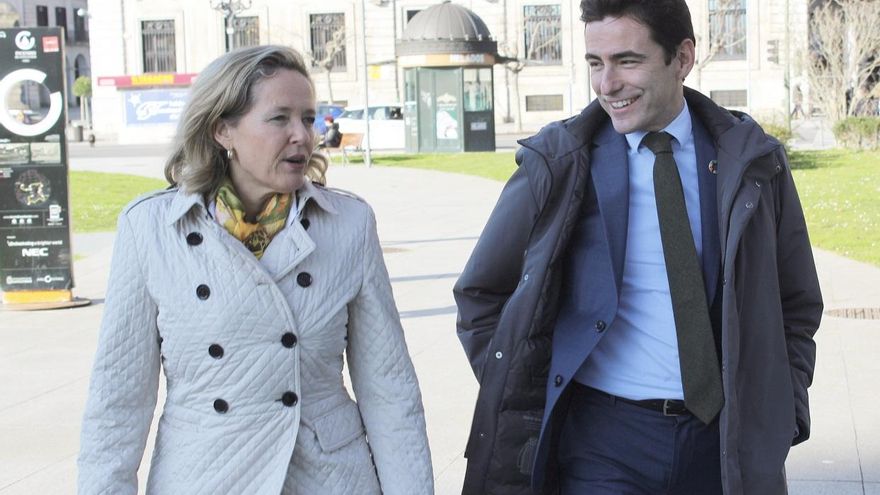 El diputado por Cantabria Pedro Casares, designado de nuevo portavoz de Economía del PSOE en el Congreso, junto a la vicepresidenta primera y ministra de Asuntos Económicos y Transformación Digital, Nadia Calviño