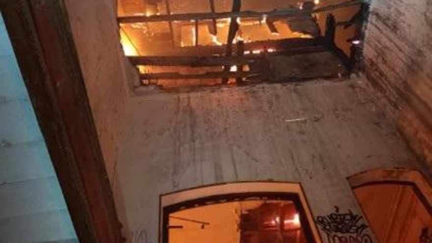 Defensa "ya trabaja" en la demolición del edificio incendiado de La Remonta que "todo apunta a que ha sido provocado"