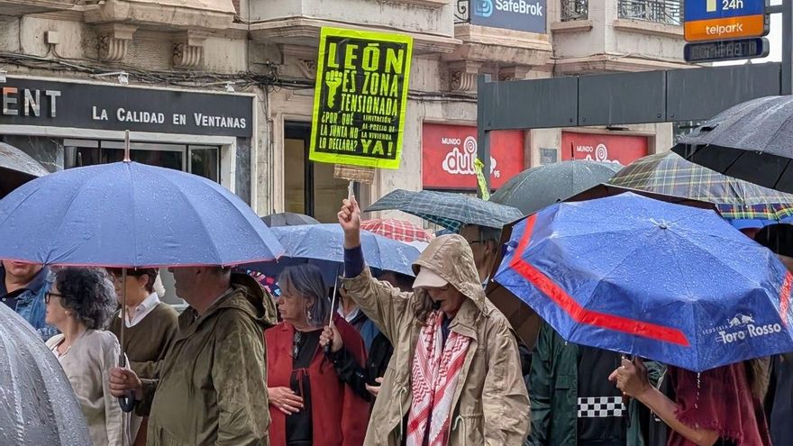 Cientos de personas desafían la lluvia en León para reclamar el derecho a la vivienda y exigir que no se trate como una mercancía