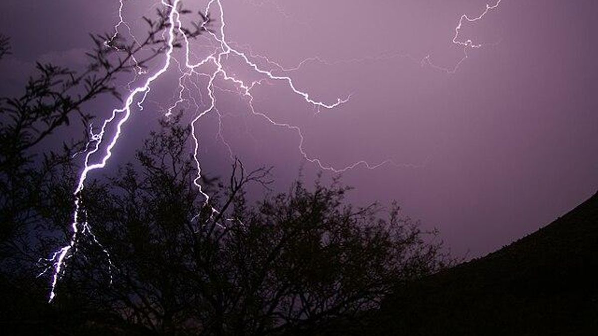 Zimbabue sufre más rayos que casi ningún otro país y la superstición está agravando el peligro de morir electrocutado