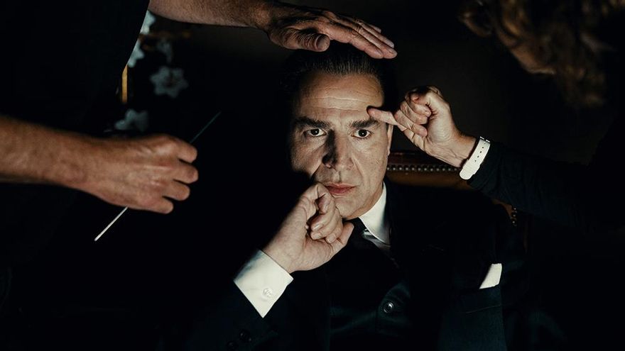 Alberto San Juan caracterizado como Balenciaga para la nueva serie de Disney+