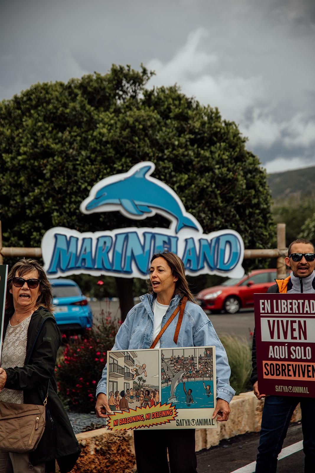 Un dels activistes davant de Marineland