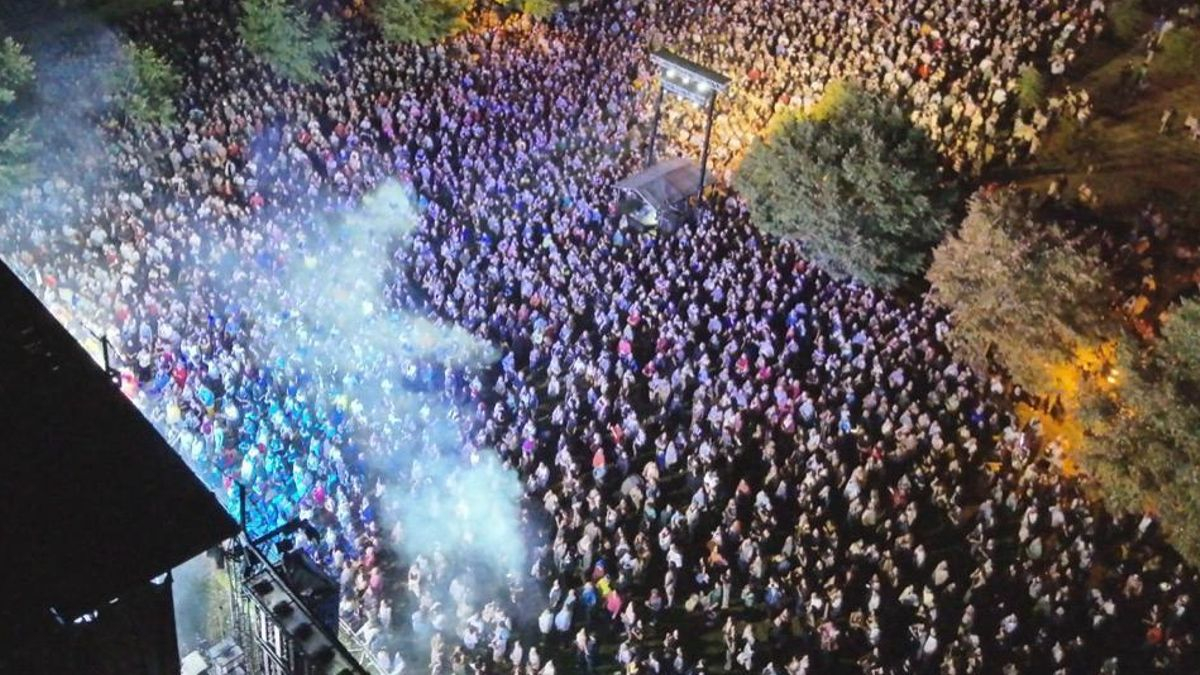 Público de la Orquesta París de Noia en imágenes de los drones de la Policía Nacional