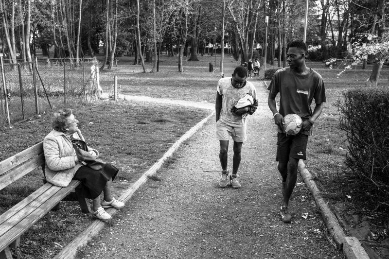 Malick y Muhammed, de Senegal, regresan a casa después de jugar al fútbol en un parque situado cerca del lugar donde viven