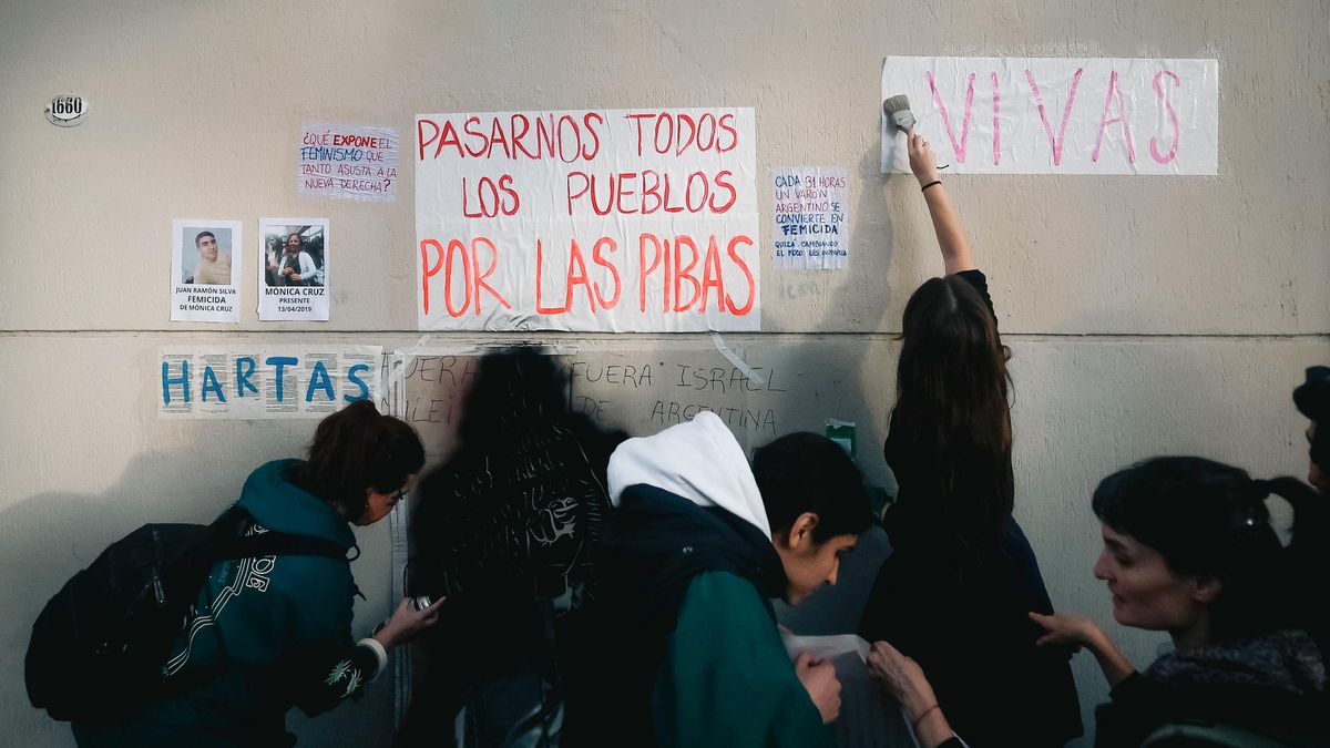 Personas participan en una movilización convocada por el movimiento feminista 'Ni Una Menos', este miércoles en Buenos Aires (Argentina).