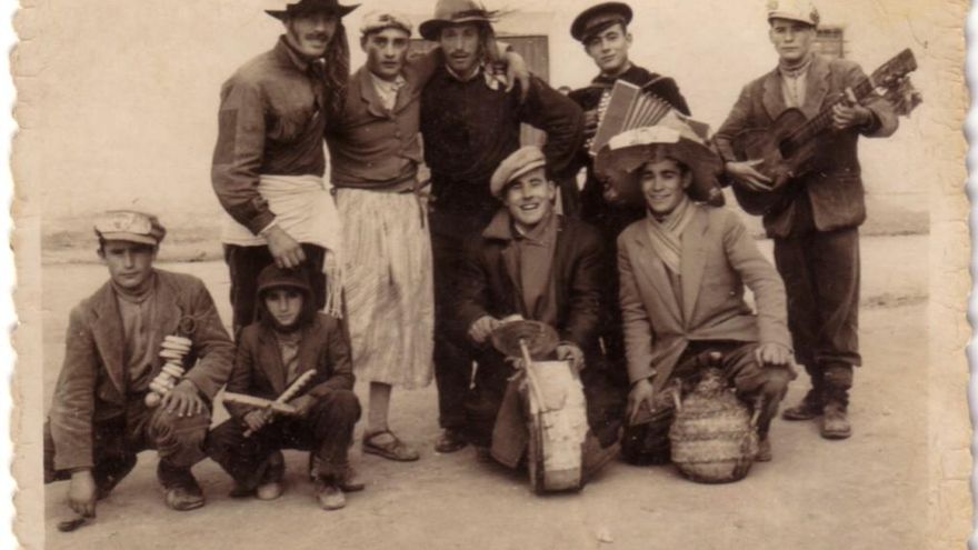 Grupo de jóvenes con sus instrumentos musicales recorren el pueblo cantando villancicos y pidiendo el aguinaldo. Años 50. Barrax (Albacete).