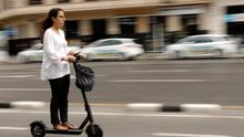 Tráfico estudia prohibir el uso de patinetes por la acera y circular a más de 25 km/h