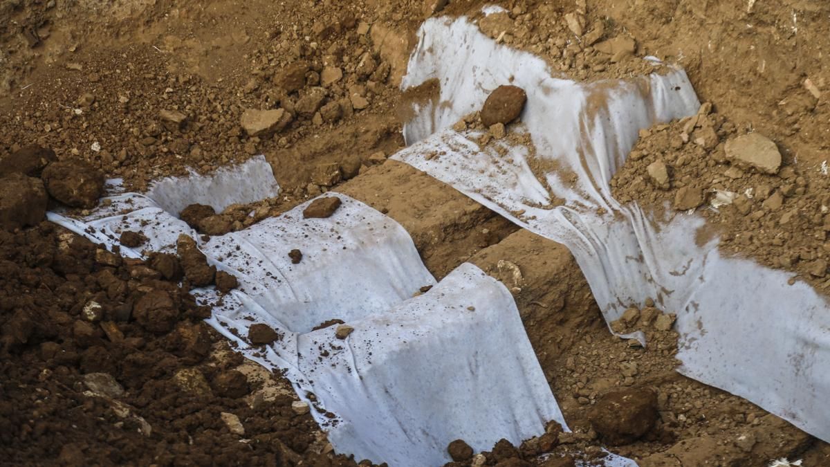 Fosas, semienterradas en La Salud