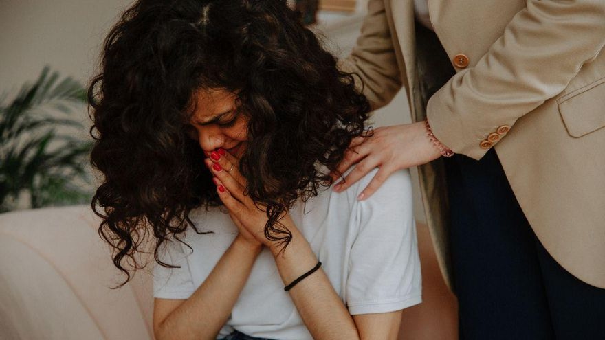 Aliviar el estrés, procesar emociones o generar empatía: una doctora explica todos los beneficios de llorar