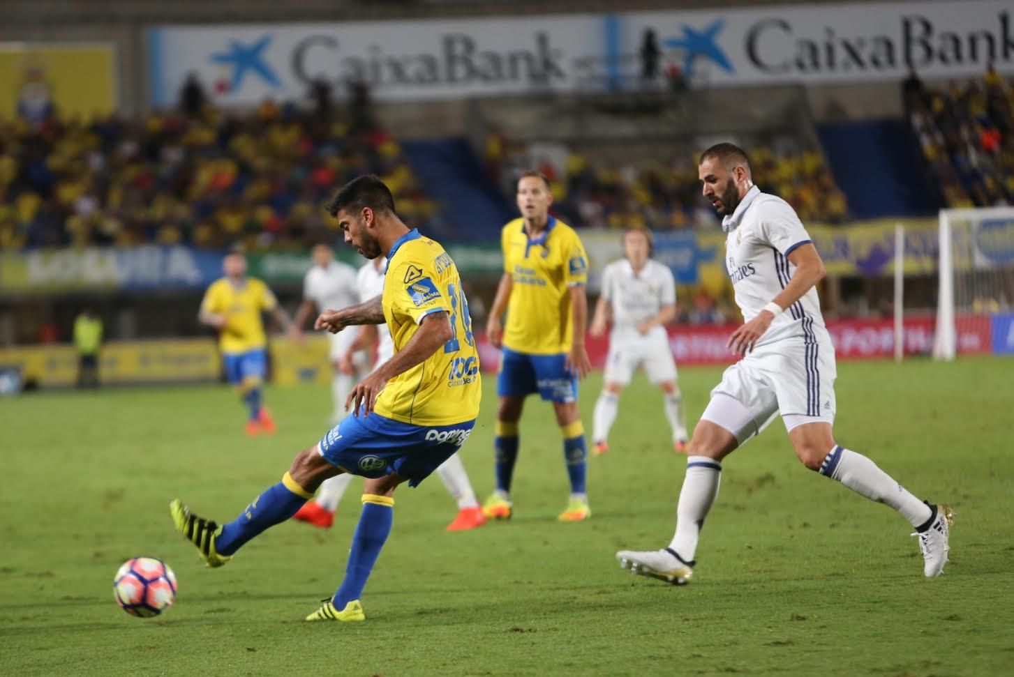 Aythami despeja ante Benzema. (ALEJANDRO RAMOS)