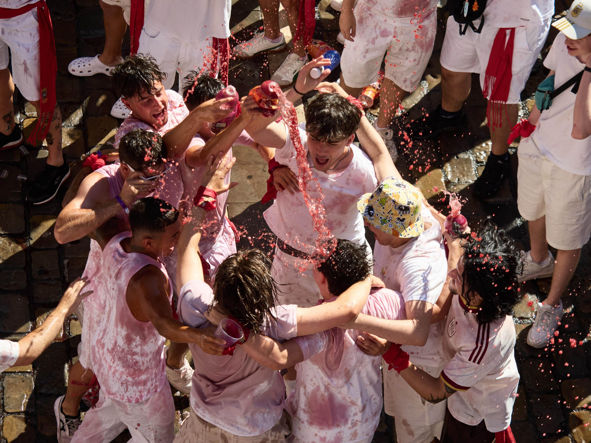 Cuadrillas de jóvenes durante el chupinazo en 2026