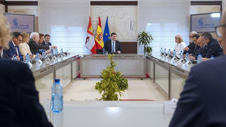 Mañueco aplaza los Premios Castilla y León 2024 y anula el acto de Villalar por la muerte del Papa