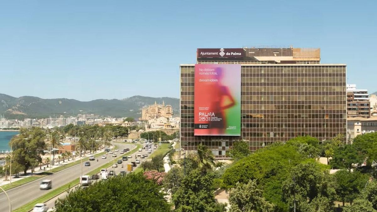 Lona de la candidatura Palma 2031 sobre el emblemático edificio del arquitecto José Ferragut Pou.