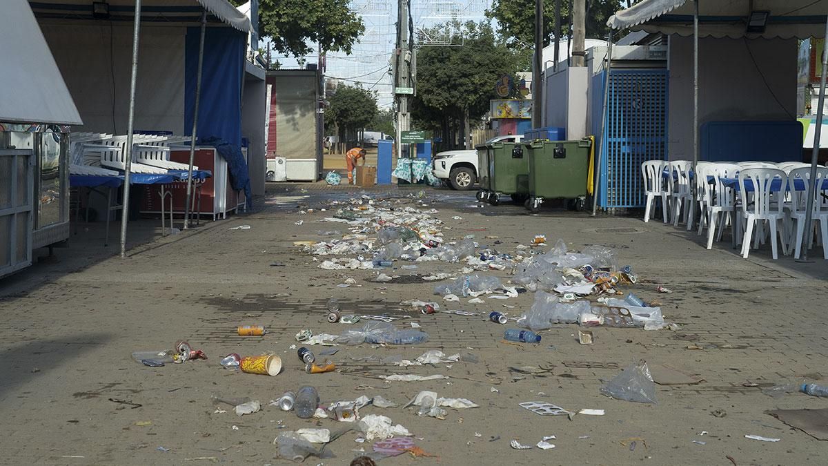 La Feria, antes del paso de los operarios de Sadeco recogiendo toneladas de basura (Archivo)