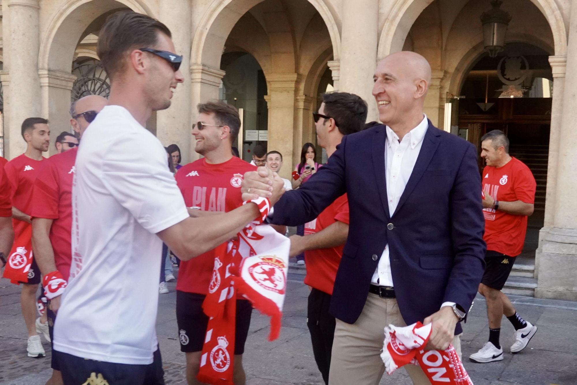 La Cultural recibe el homenaje del Ayuntamiento de León y un baño de masas de aficionados por su ascenso a Segunda