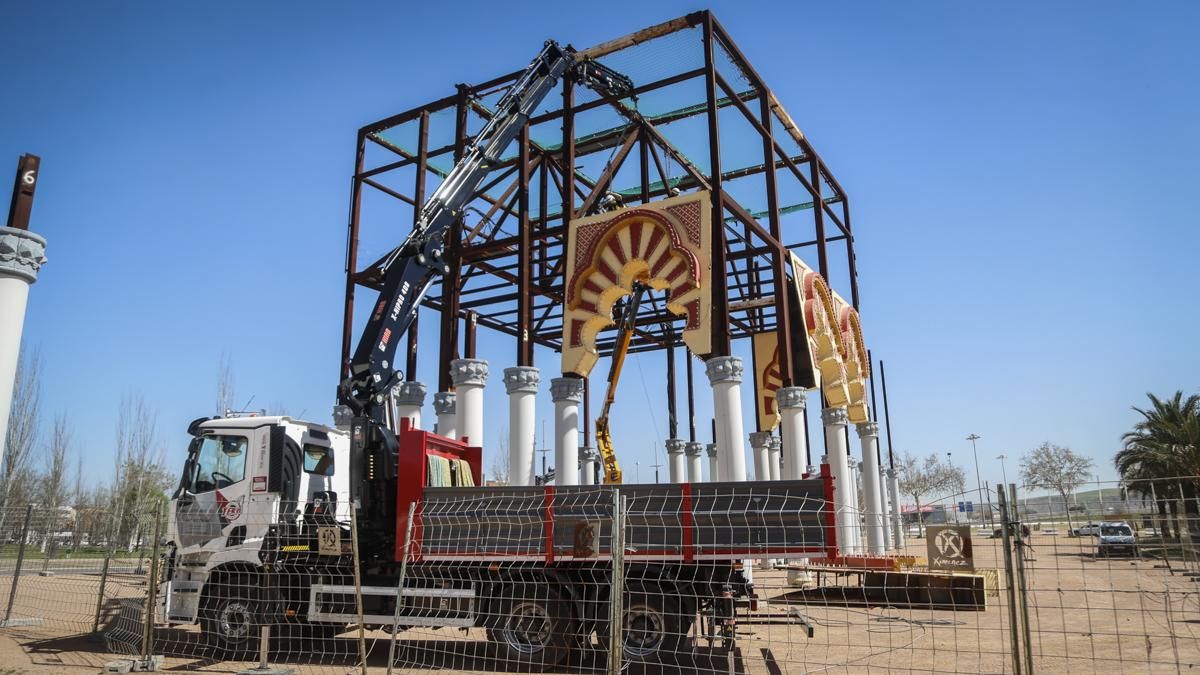 Comienza el montaje de la portada de la feria 2026