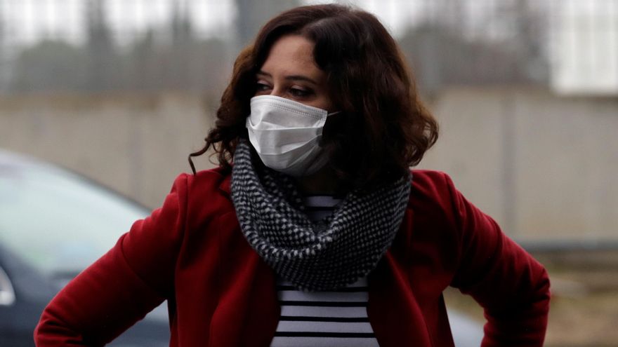 La presidenta de la Comunidad de Madrid, Isabel Díaz Ayuso, ha advertido este domingo de que "la situación va a seguir siendo muy complicada" en la región debido a la bajada de las temperaturas que transformará la nieve en hielo y ha estimado que se recuperará la normalidad, desde el punto de vista de la movilidad, a finales de la próxima semana. EFE/JuanJo Martín/Archivo