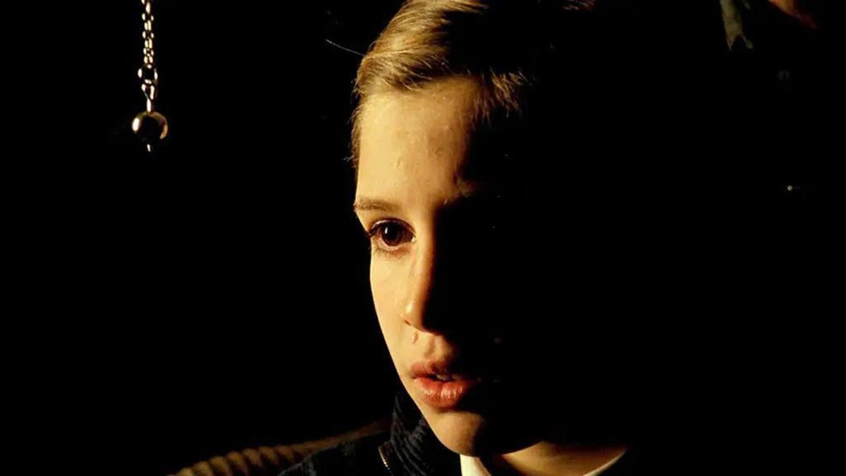 Sonsoles Aranguren mirando al péndulo en una escena de 'El Sur'